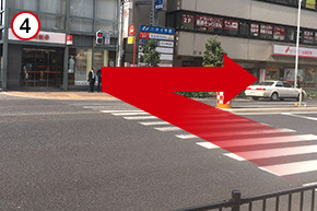 エスカレーター正面右手にある横断歩道を渡り、右折してください。
